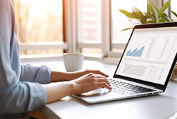 守在就业季中的毕业生，等待青年失业率曲线往下走